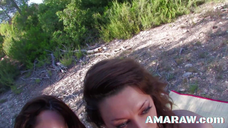 Amaraw: Brunetterna Shannaya Tweeks och Angelina Terry ansiktssprut i skogen