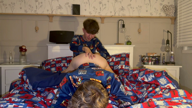 jakeandbailey: Twink pár šuká v posteli, pak sólo výstřiky