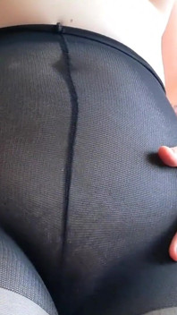 Cewek sange ini lagi asik muasin memeknya pakai stoking nilon sampai matanya merem melek
