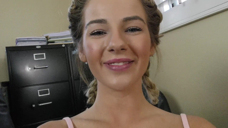 Perv Milfs n Teens: Bella Rose zostaje przyłapana na masturbacji przez swojego ojczyma, więc...