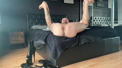 davidedpxxx: 娘娘腔被关在全身袜子和紧身衣舞，脱衣，他的洞并使用大玩具