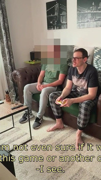 Kuli bangunan straight curious digoda sama cowok gay dan disepong di sofa sambil main game