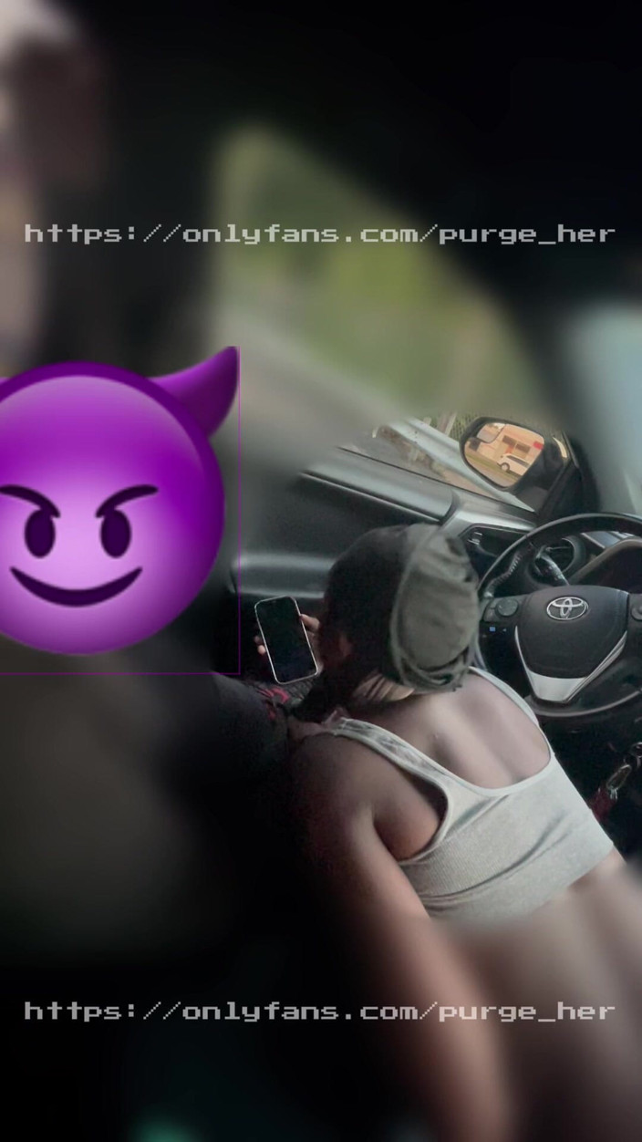 Purge_her: Carros passam enquanto ela chupa meu pau