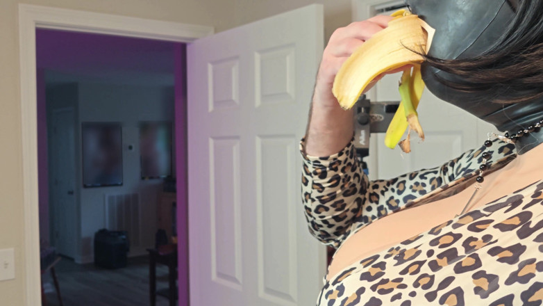 Jon Screcrow: Travestito con tette rifatte gigantesche fa un deepthroat ad una...