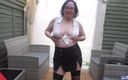 Horny vixen: Sexy secretária striptease em meias pretas de meia-calça de nylon