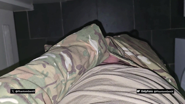 PhantomGentX: Soldat excitat în uniformă completă în secret masturbează și ejaculează în toaletă