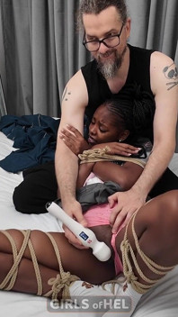 Shibari niewola i orgazm z majtkami dla hebanowej college loszka
