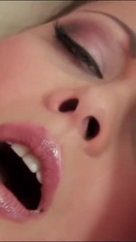 Fantástica sexy amateur milf disfruta con un consolador dentro de su coño