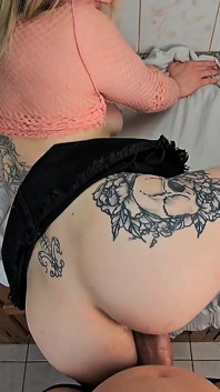 Najdu svou nevlastní sestru v kuchyni a ona mě nechá ošukat její velký zadek pro anální creampie