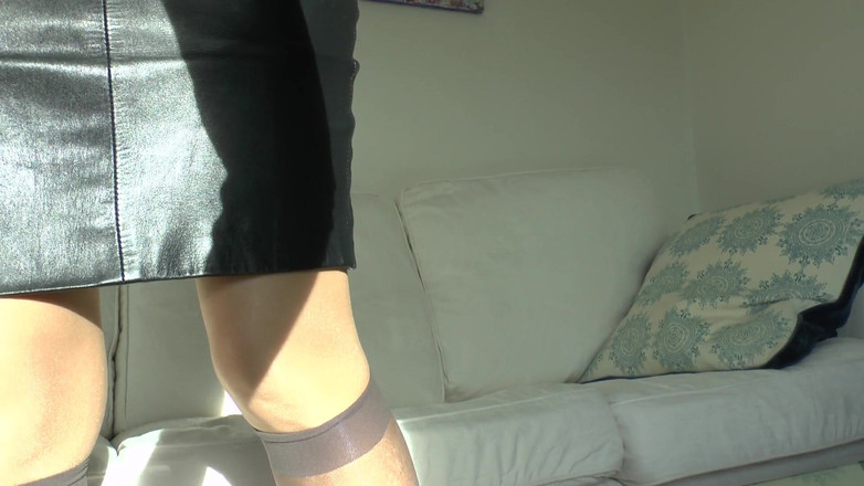 Lady Victoria Valente: Waktu mengendus! Sekarang kamu mengendus kakiku yang berstoking ganda! Nyonya...