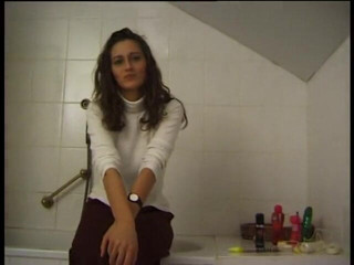 Lucky Wankerz: Ohromující brunetka svádí její kundičku vibrátorem v koupelně