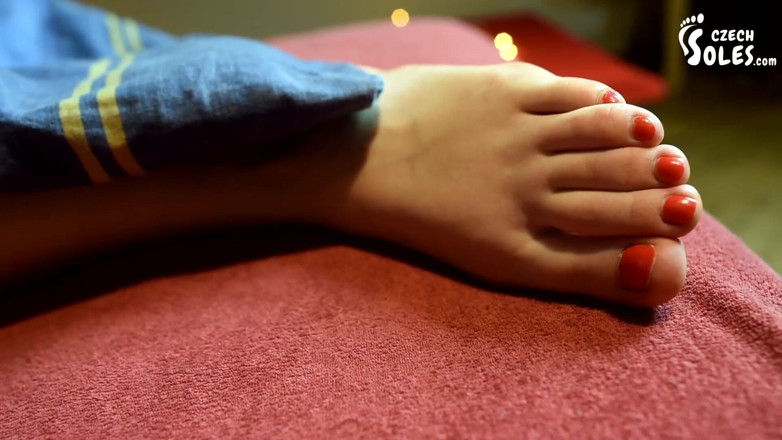 Czech Soles - foot fetish content: Kaki penat di urut katil