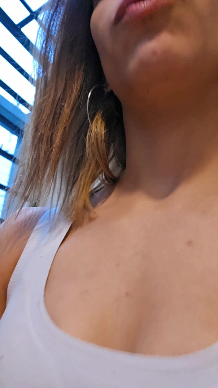 Young big apple: Coppia Amatoriale Che Mangia E Beve Durante La Diretta Streaming