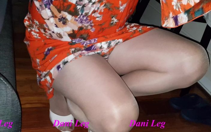 Dani Leg: Dani_leg dengan stoking cokelat dan sepatu hak tinggi putih
