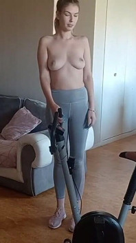 Esposa Gostosa De Leggings É Fodida De Quatro Na Bicicleta Ergométrica E Leva Um Grande Facial