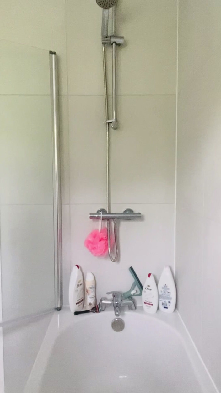 Simply hands on: Chơi hậu môn vào giờ tắm