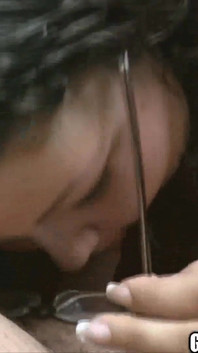 สาวเกตโตเนิร์ดอ้วนกลืนน้ำควยจากควยเล็ก ดูดควยแว่น ตื๊บกลืนฉี่!
