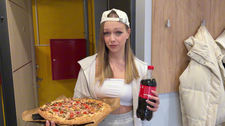 Arisha Mills: Kalte Pizza? Zieh Deine Höschen Aus Und Trainiere Mit Deinen...