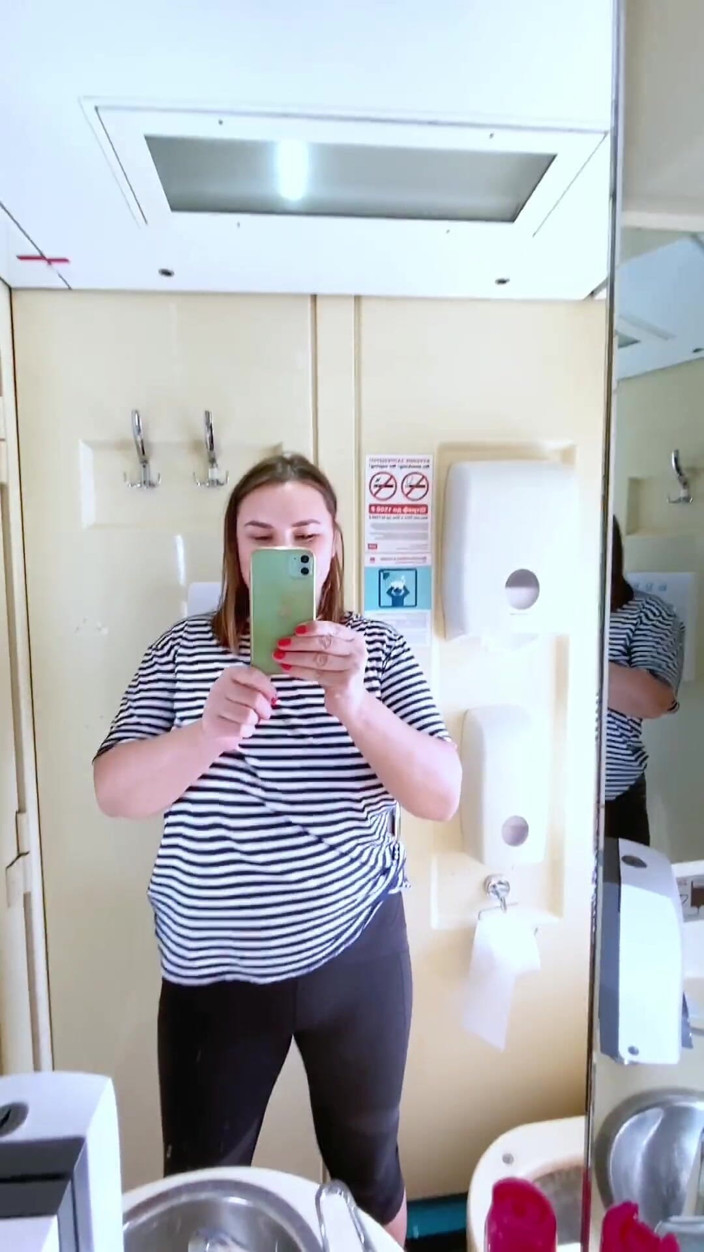 Ms Pee Piss: เดินทางโดยรถไฟ ไปเข้าห้องน้ำสาธารณะเพื่อฉี่หีขนดก