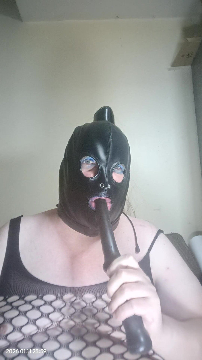 Stephanie-Nicole-TV: BBW TV ssie dildo i uderza jej policzki też