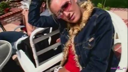 Naughty Black Girls: Nach der Einführung bekommt dieses blonde mädchen mit dünnem von...