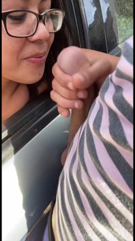 Masturbación con la mano y mamada a extraño desde el auto y se corre en mi boca
