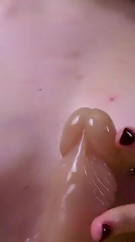 카메라 가까이에서 딜도로 놀리는 토플리스 십대