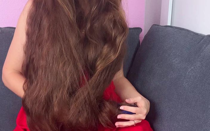 Katy Coast: Jeu sexy avec des cheveux longs avec un peigne