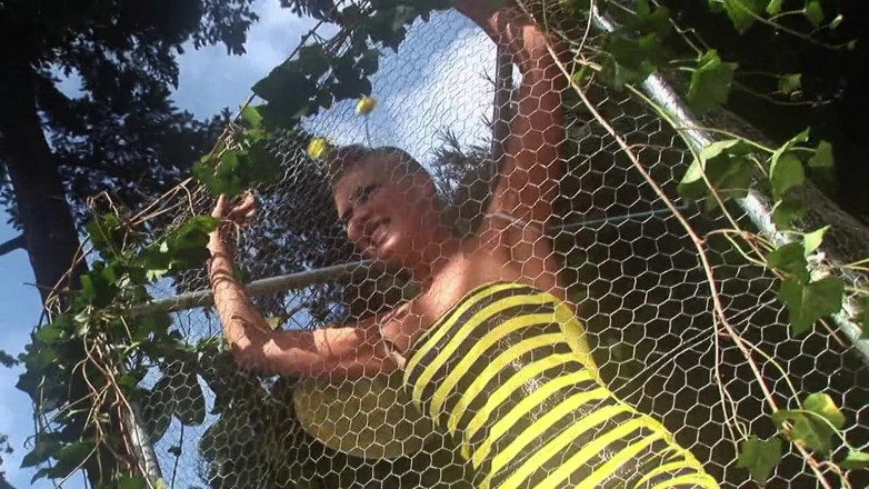 Horny Tales: 淫荡的野蛮人操一个甜美的金发小妞在户外