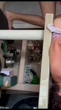 Sie Masturbiert Oben Auf Dem Esszimmer Und Spritzer Gehen Weiter, Hör Nicht Auf