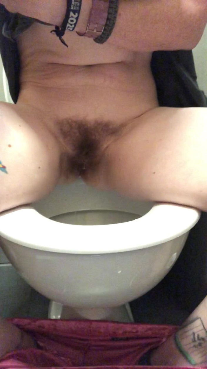 Pissing Paradise: Kraftpissar Från en perfekt hårig fitta i offentliga toaletter