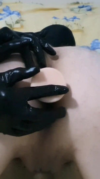 Femdom tình nhân phá hủy hậu môn tổng hợp, dương vật giả khổng lồ qua đường hậu môn, dây đeo, đút sâu vào mông của nô lệ tình dục
