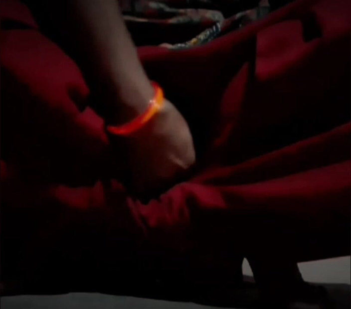 TricolorMusic3: Desi dorpsmeisje betrapt op kijken en masturberen en masturbeer ik...