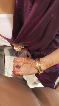 Riya si cewek seksi dengan kain sosis 28 tahun lagi asik nyepong kontol besar