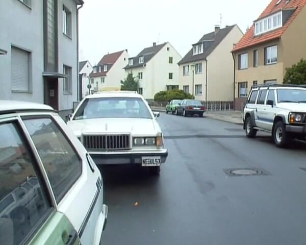 German amateur couples: 台所のテーブルでロードされたコックを共有する2つの見事なドイツのひよこ