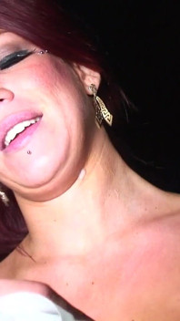 Une skank rousse nous rencontre dans les bois pour filmer une séance de dogging coquine