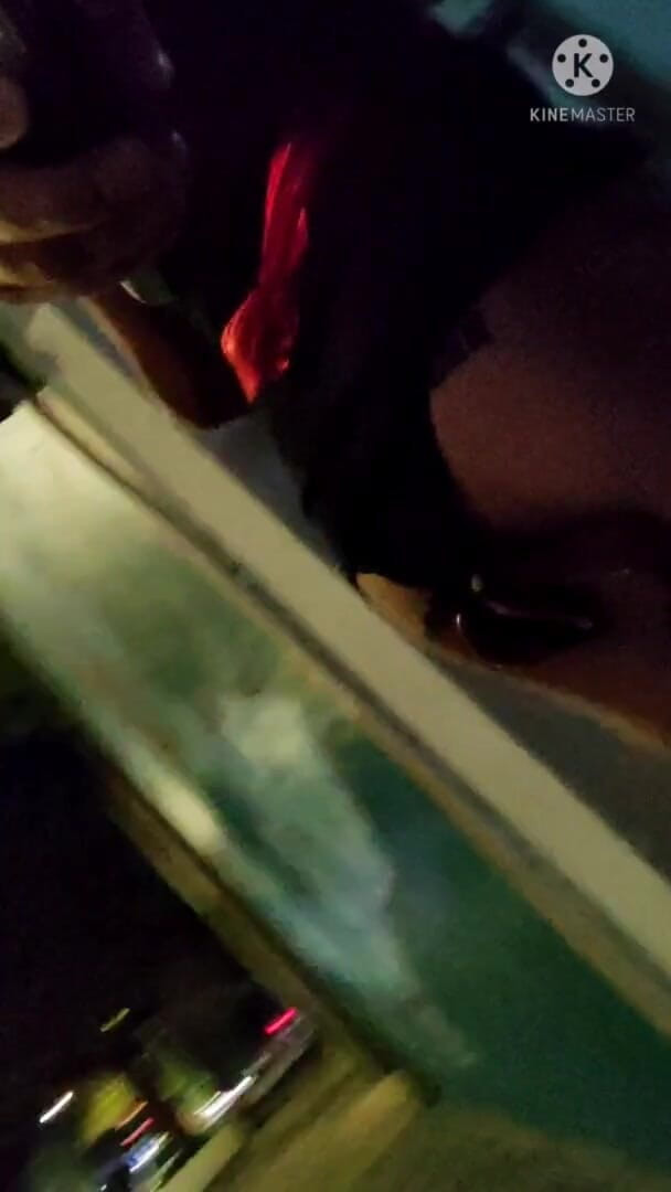 Traviezisha: Maricas Crossdresser andando ao ar livre com um enorme vibrador...