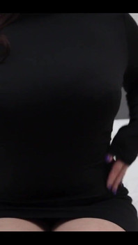 Líbí se ti moje těsné černé šaty?