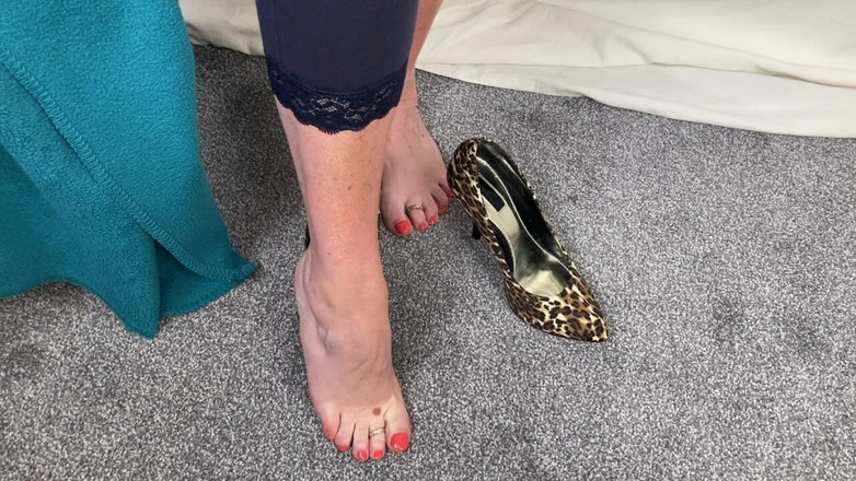 Mr MF: Mme mature pieds montre à tous ses talons et t-shirt !!!