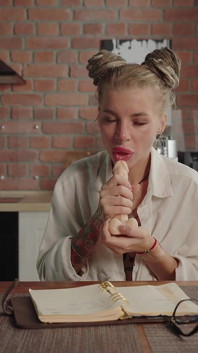 Jovem professora tatuada Heilynight mostra como chupar pau