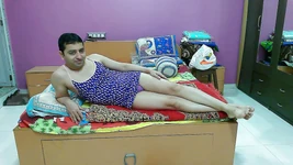 Jolie tapette travestie femboy douce sucette dans un débardeur et culotte sexy.