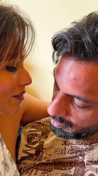 Una bella ragazza indiana seduce il suo padrone di casa e fa sesso con lui