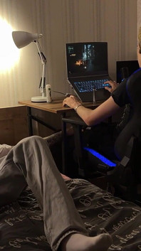 Vidéo complète, un twink séduit un mec pour du sexe, un mec à grosse bite baise un jumelle dans la bouche et le cul et jouit