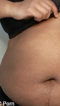 Spremendo le mie tette provando diversi reggiseni
