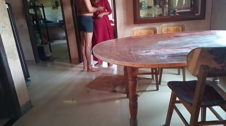 LEGSCOUPLE12: वह अपनी पत्नी को भोजन की मेज पर स्लैम करता है और उसकी चूत चोदता है।