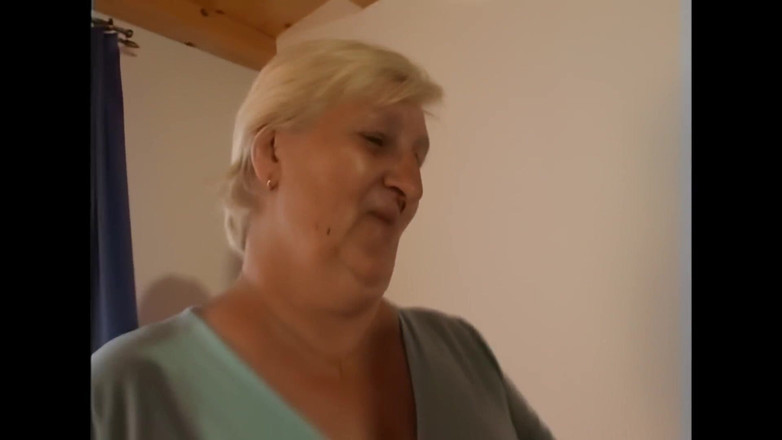 Xtime Grannies: Возбужденная зрелая блондинка счастлива, когда пасынок трахнул ее