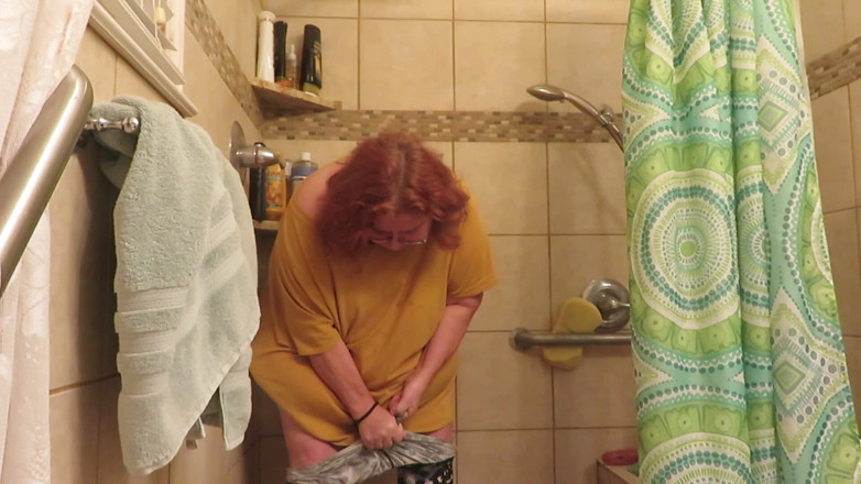 BBW nurse Vicki adventures with friends: Y tá bbw Vicki đi tiểu trong phòng tắm quần của...