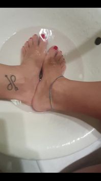 Baking Soda and Sugar Scrub for Soft Feet