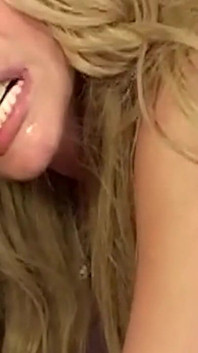Mamă sexy blondă țâțoasă face sex oral adânc în gât și călărește pula pulsantă