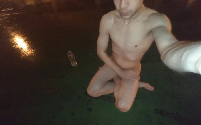 Dan Eagle: Leker naken med piss offentligt